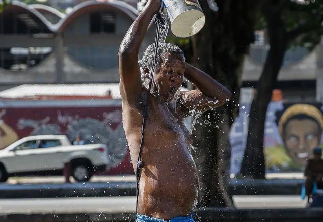 Homem se refrescando no calor | Agência Brasil