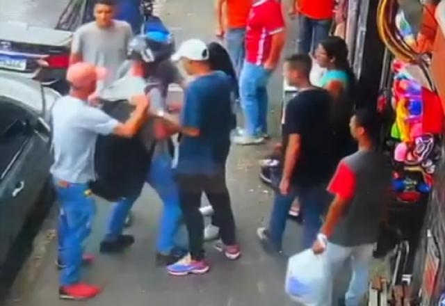 homem tendo a mochila roubada na 25 de março