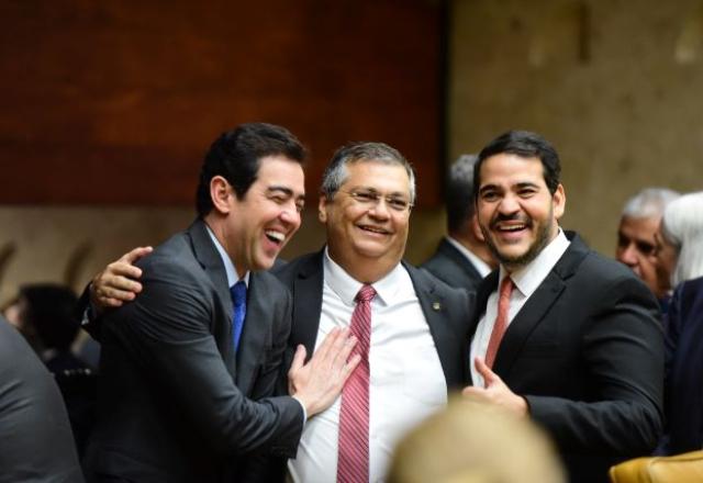 homens brancos sorriem no STF. dantas, dino e messias