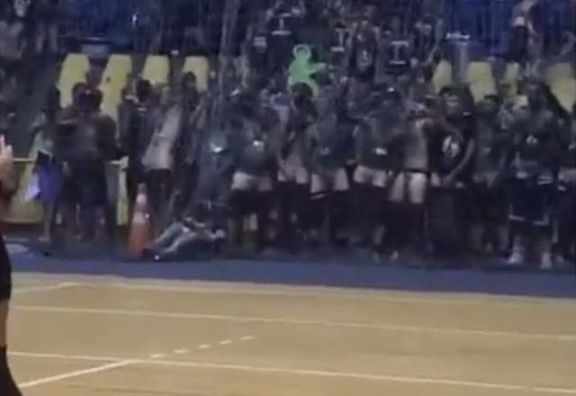 homens em arquibancada