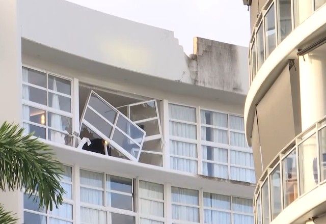 Casal precisou ser hospitalizado após inalar muita fumaça | Reprodução/AP News