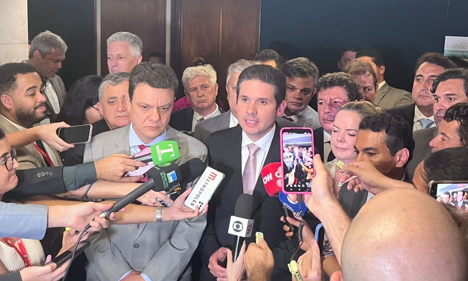 O deputado Hugo Motta (Republicanos-PB), ao centro, durante anúncio de apoio do PT a sua candidatura à presidência da Câmara | Lis Cappi/SBT News