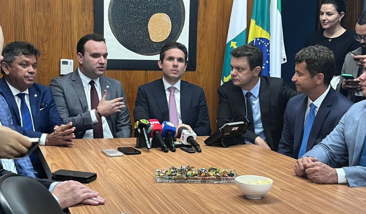 O deputado Hugo Motta (Republicanos-PB), ao centro, em anúncio de apoio do PV à sua candidatura | Lis Cappi/SBT News