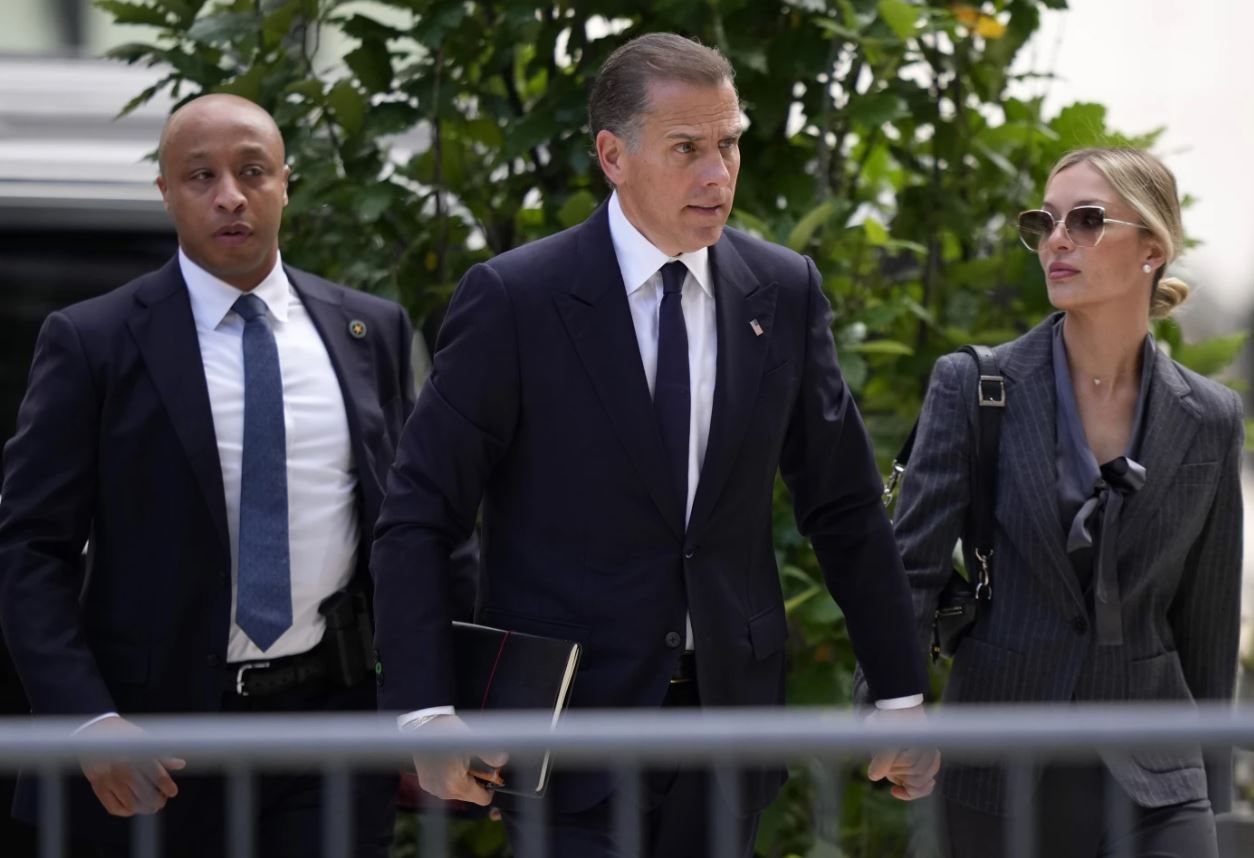 Hunter Biden chega para julgamento nos EUA ao lado da esposa | Foto: AP/Matt Rourke 