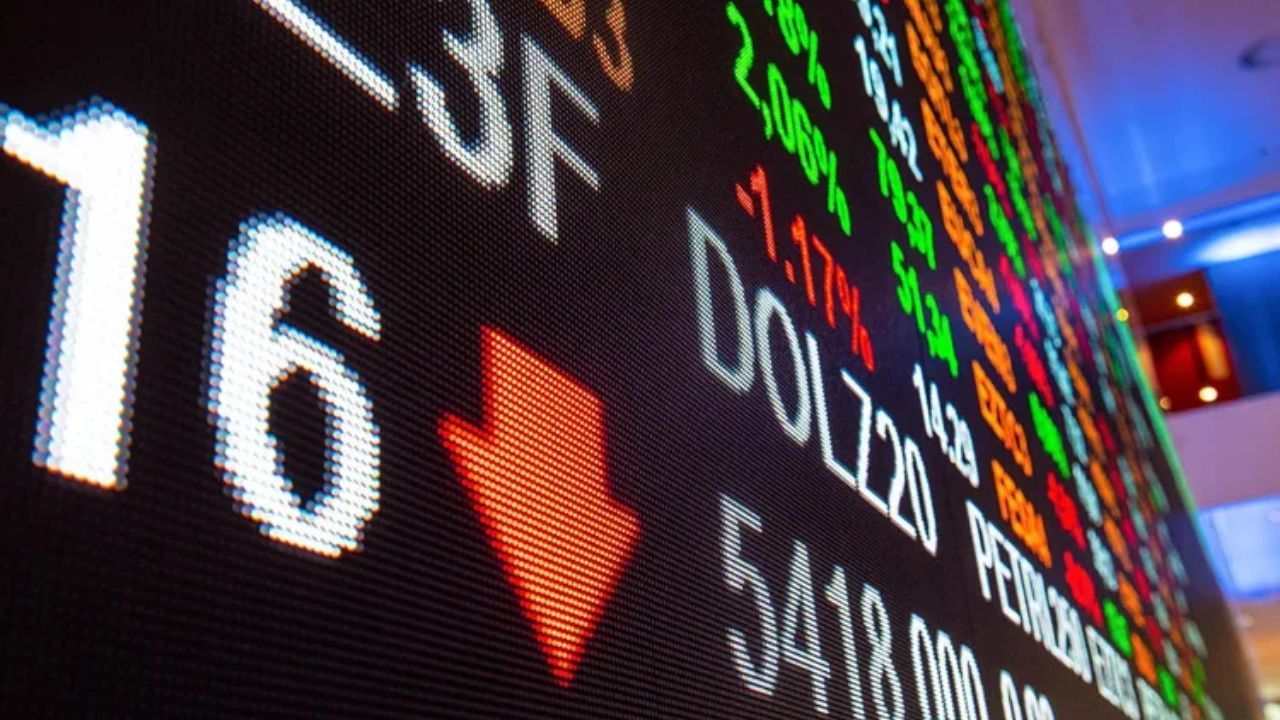 Ibovespa cai mais de 2% e dólar sobe a R$ 5,07