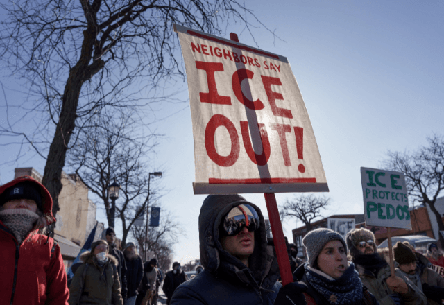 Manifestação contra o ICE perto do local onde Alex Pretti foi morto a tiros por agentes federais em Minneapolis, Minnesota | Foto: reprodução/Reuters