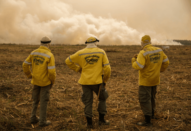 Brigadistas do ICMBio observam cortina de fumaça por conta do incêndio florestal que atige o Pantanal | Reprodução Joédson Alves/Agência Brasil