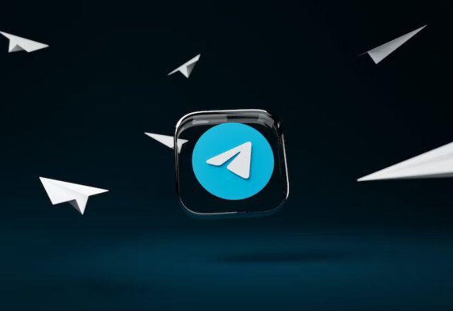 ícone do telegram em um fundo preto com diversos aviões de papel voado
