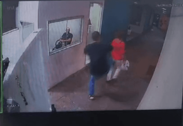 Idosa sendo agredida por motorista de aplicativo | Reprodução
