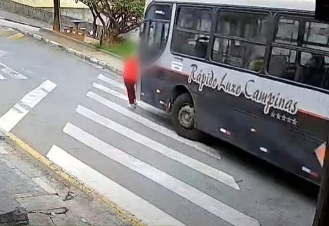 Momento em que ônibus atinge idosa em Cajamar (SP) | Reprodução/SBT
