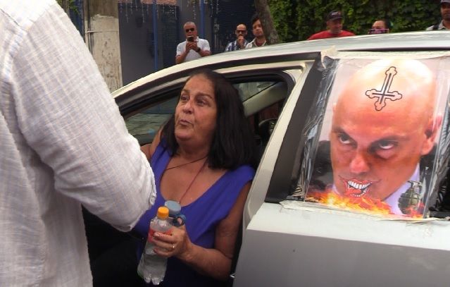 Idosa é presa após ofensa racista contra policial em frente à casa de Lula em SP