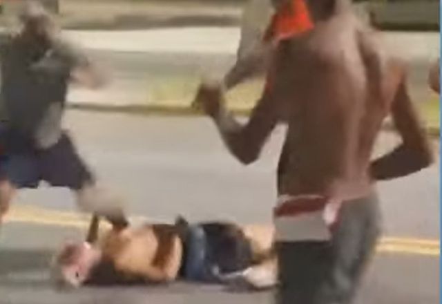 Idoso é agredido por dupla em Porsche após pedir fim de barulho no litoral paulista | Foto: Reprodução