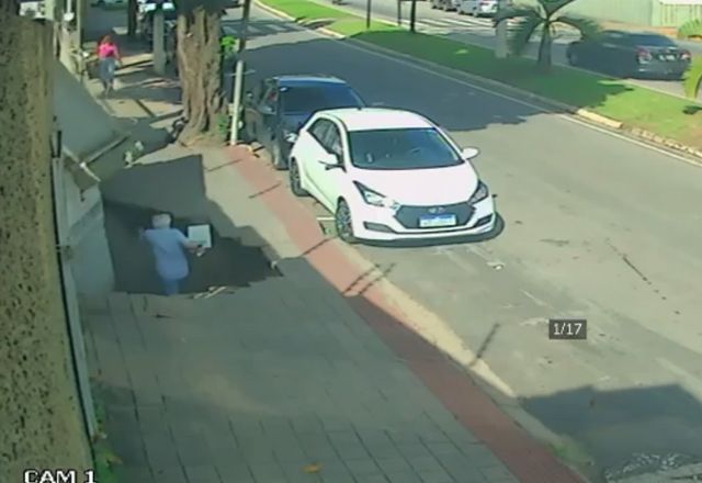 VÍDEO: Idoso é engolido por cratera em calçada do ES
