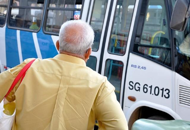 idoso espera ônibus