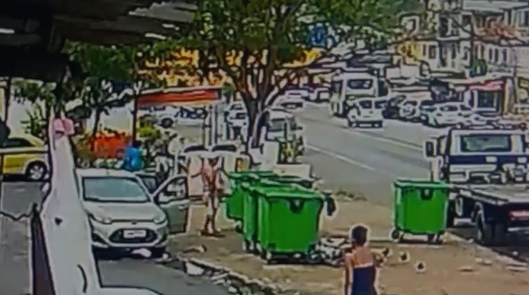 Idoso foi flagrado jogando cabeça de vítima em caçamba. | Reprodução/Circuito de segurança
