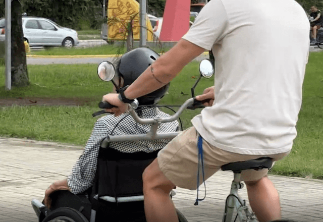 Lar de idosos recebe bicicleta adaptada e passeios na praia viralizam na web