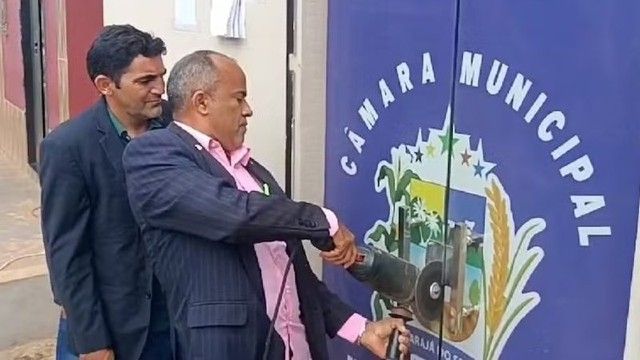 Vereadores de cidade no Maranhão arrombam prédio da Câmara com serra elétrica Vereadores de cidade no Maranhão arrombam prédio da Câmara com serra elétrica