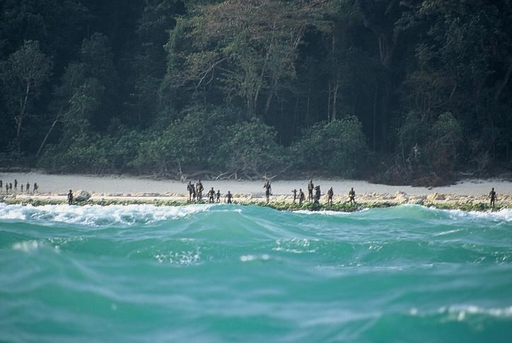 Nativos do povo Sentinelese em ilha na Índia | Survival International