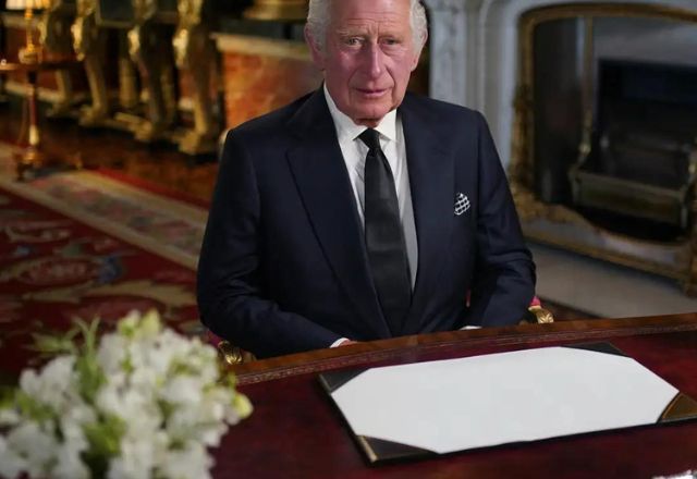 Rei Charles III vai à Igreja pela primeira vez após diagnóstico de câncer