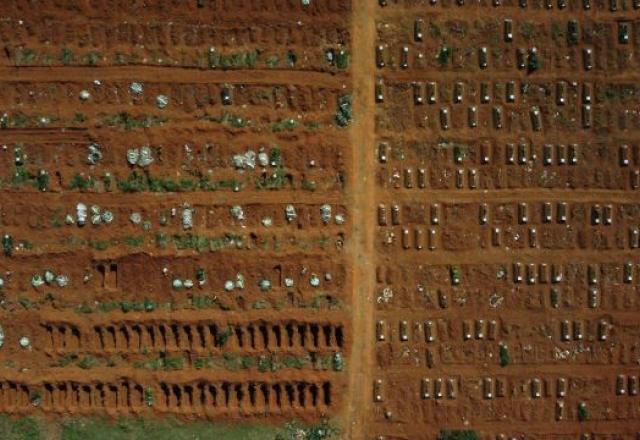 imagem aérea do Cemitério da Vila Formosa, na zona leste de São Paulo, com covas abertas
