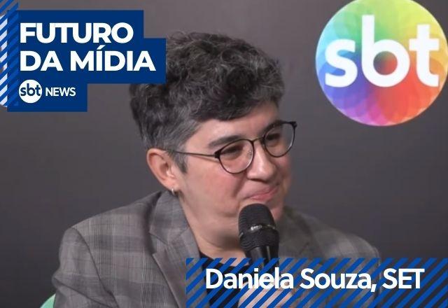 imagem da conselheira da set daniela souza, segurando um microfone em um estande do sbt no evento set 2022