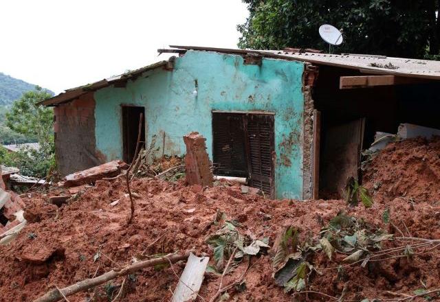 Pessoas são retiradas de casas e buscas continuam pelo 6º dia no litoral de SP