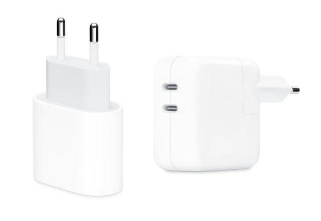 imagem de dois modelos de carregadores Apple na cor branca. são duas caixinhas parecidas com uma tomada. carregador iphone e vendido separadamente