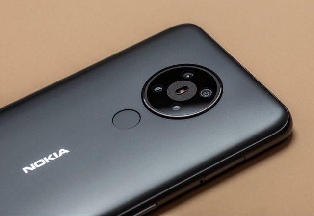 imagem de um celular marca nokia sobre a mesa