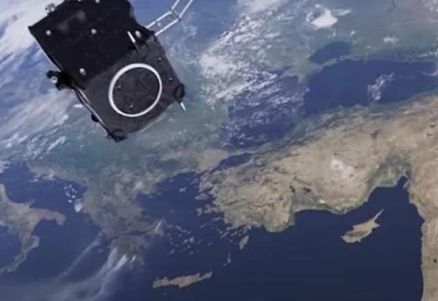 imagem de um satélite e da terra vistos do espaço