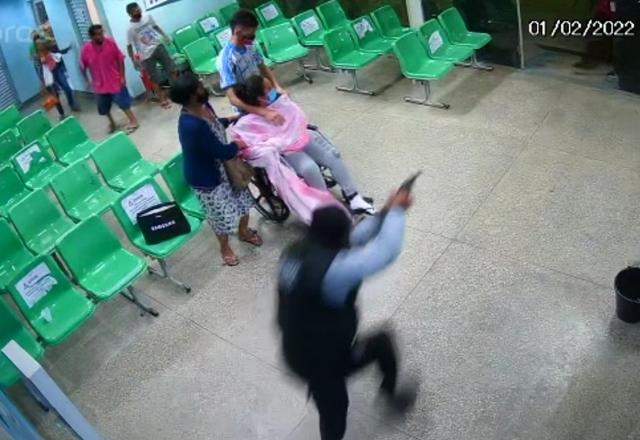 imagem de um segurança com a arma na mão perto de pacientes em uma upa