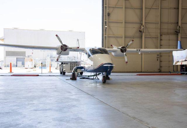 imagem do avião X-57 Mawell no hangar da Nasa, a agência espacial dos estados unidos