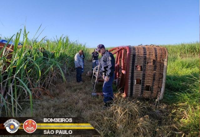 imagem do balao caido e os bombeiros em operação de resgate