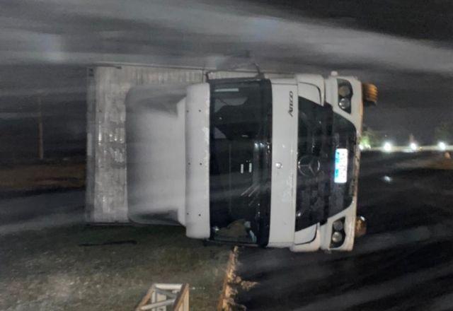 imagem do caminhão tombado pelo vento em santa catarina