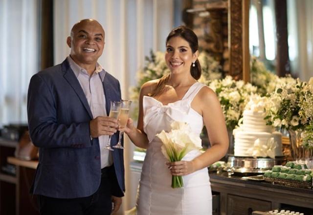 imagem do casal bridando durante o casamento
