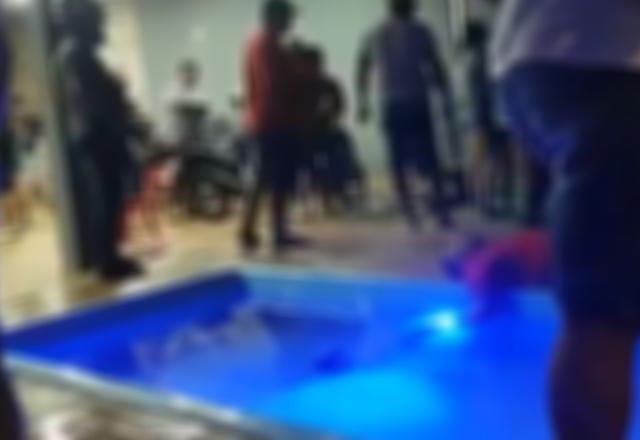 imagem do local da festa com corpo caído no chão