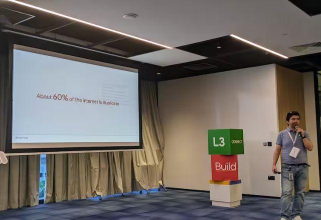 imagem mostra especialista do google palestrando