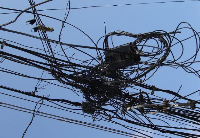 imagem mostra fios elétricos enrolados