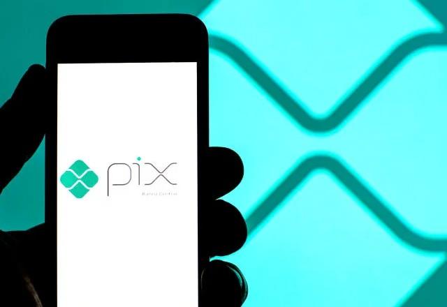 imagem mostra uma mão segurando um celular com o aplicativo PIX do Banco Central