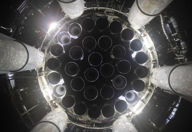 imagem por baixo de 33 foguetes do sistema de propulsão espacial da SpaceX