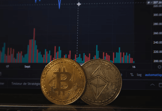 imagem representativa da moeda virtual bitcoin e etherium com grafico de cotação ao fundo