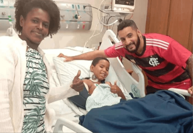 Davi, a mãe do menino, Aparecida Cristina, e o motoboy Diego Mendes | Reprodução