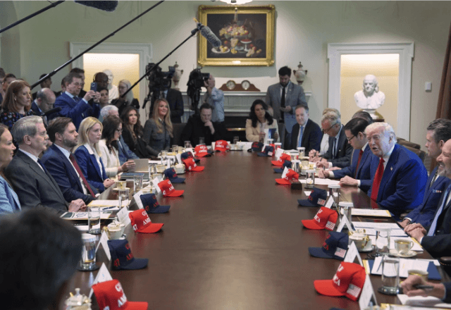 Trump minimiza impacto econômico de tarifas, elogia Musk e culpa Biden por instabilidade | Foto: Evan Vucci