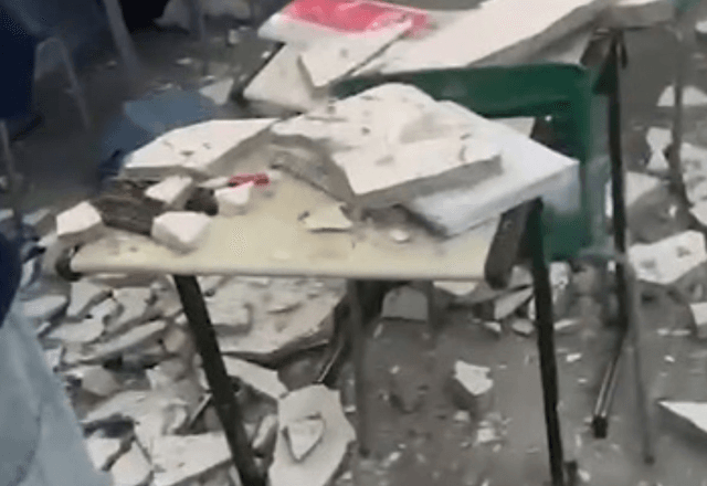 Parte do teto que desabou em sala de aula