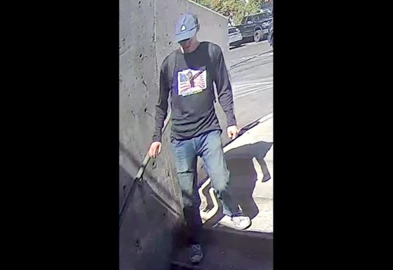 Charlie Kirk: novas imagens divulgadas pelo FBI mostram suspeito minutos antes do ataque