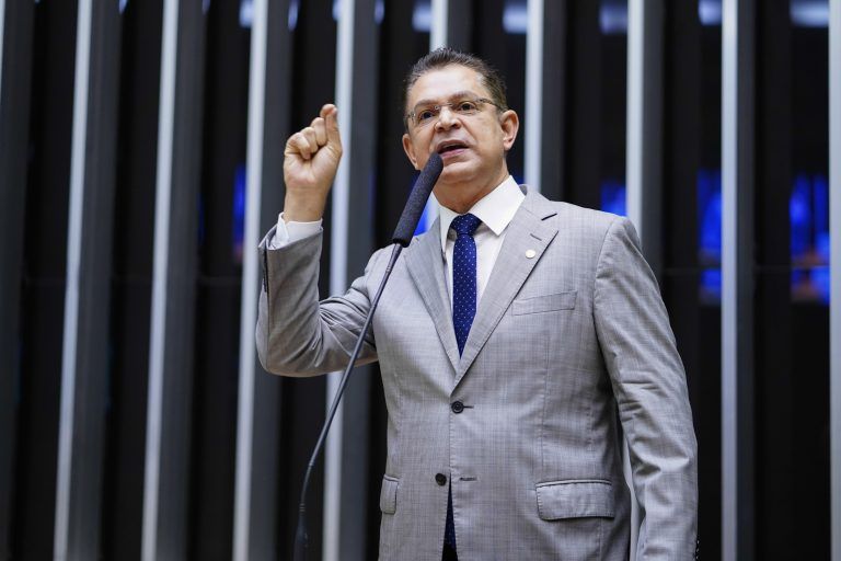 Líder do PL diz que Moraes demonstrou ‘alto grau de psicopatia’ ao mandar prender Bolsonaro