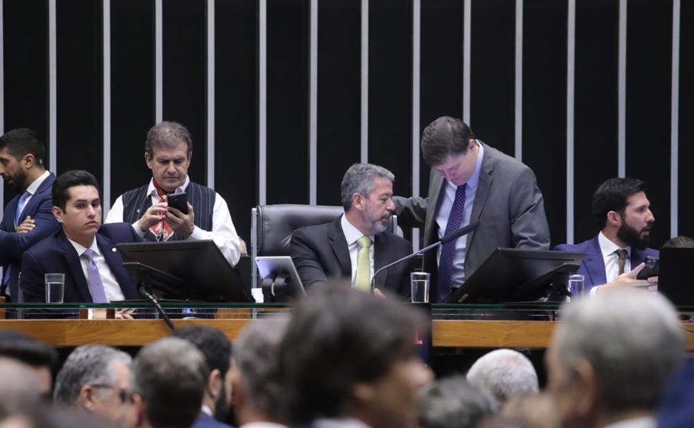 Corte de gastos: Câmara aprova PEC contra supersalários e mudanças no abono salarial