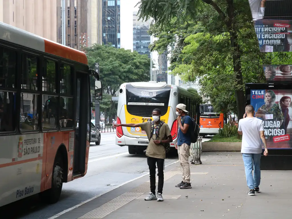 Ponto de ônibus na Avenida Paulista após liberação do uso da máscara em ambientes abertos. - Reprodução/Agência Brasil