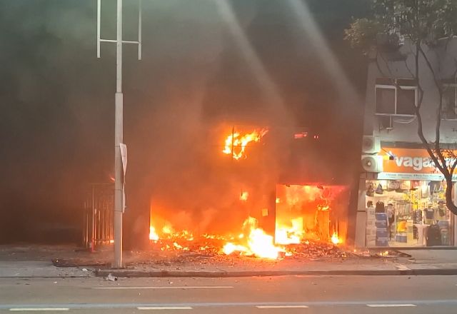 Morre idosa que ficou ferida após incêndio atingir loja em Copacabana