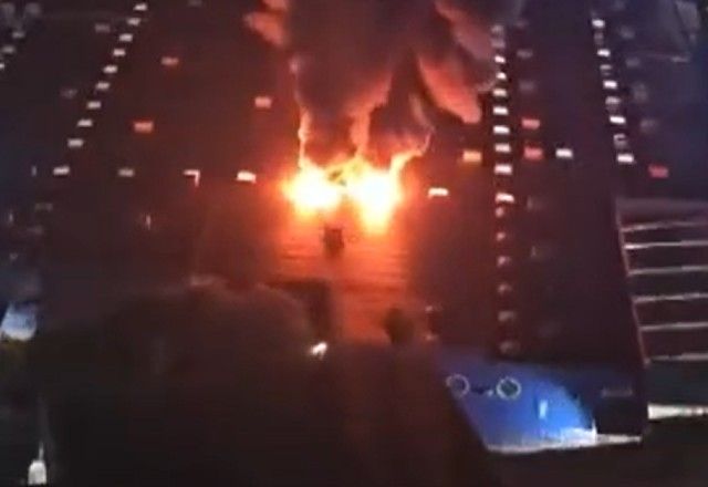 Mulher é socorrida durante incêndio em pet shop de Osasco (SP)