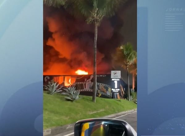 Incêndio atinge exposição em shopping no Rio | Reprodução